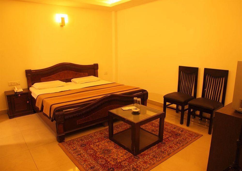Hotel Lohmod At National Highway 8 - Free Airport Transffer Нью-Делі Екстер'єр фото