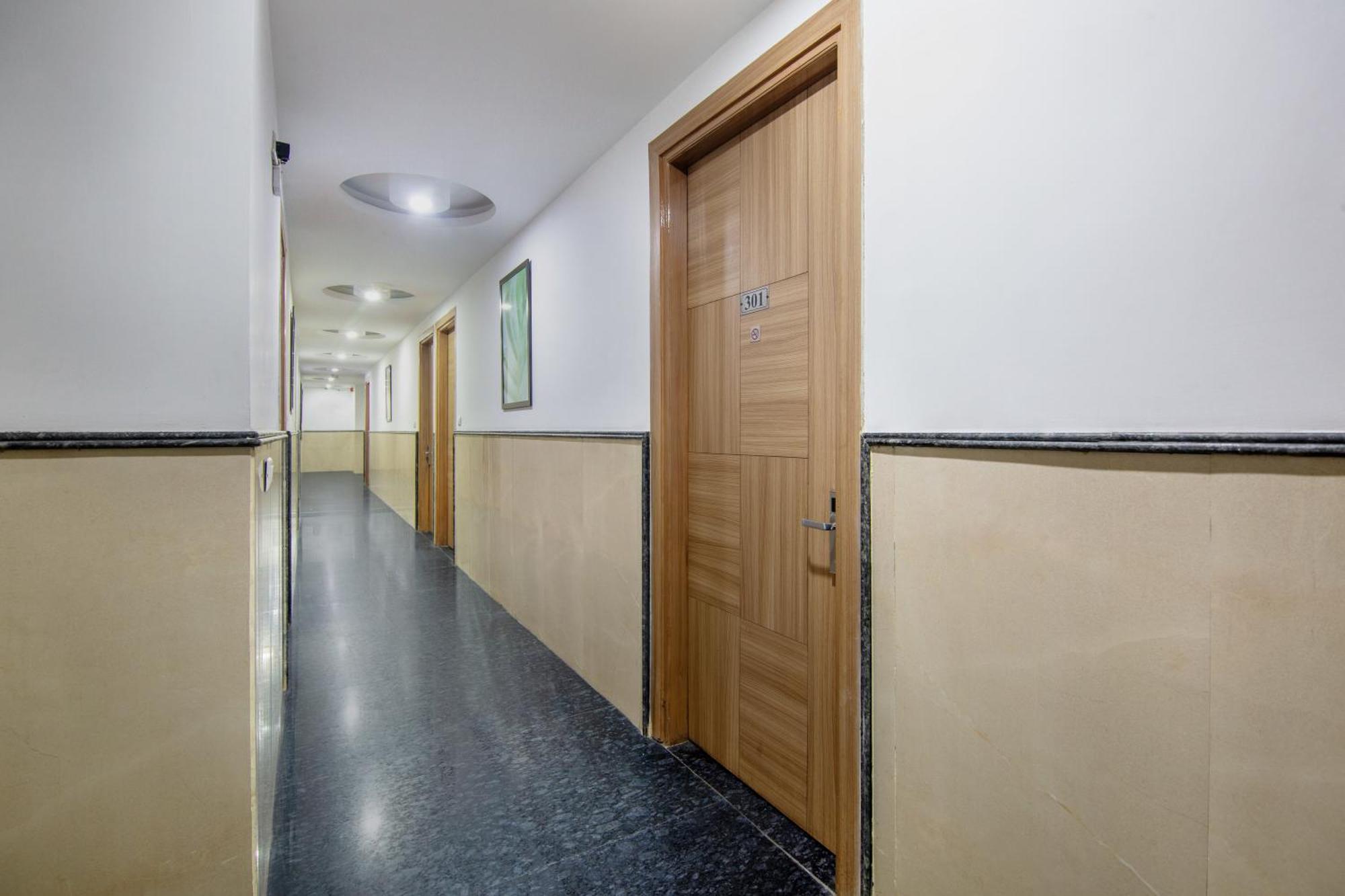 Hotel Lohmod At National Highway 8 - Free Airport Transffer Нью-Делі Екстер'єр фото