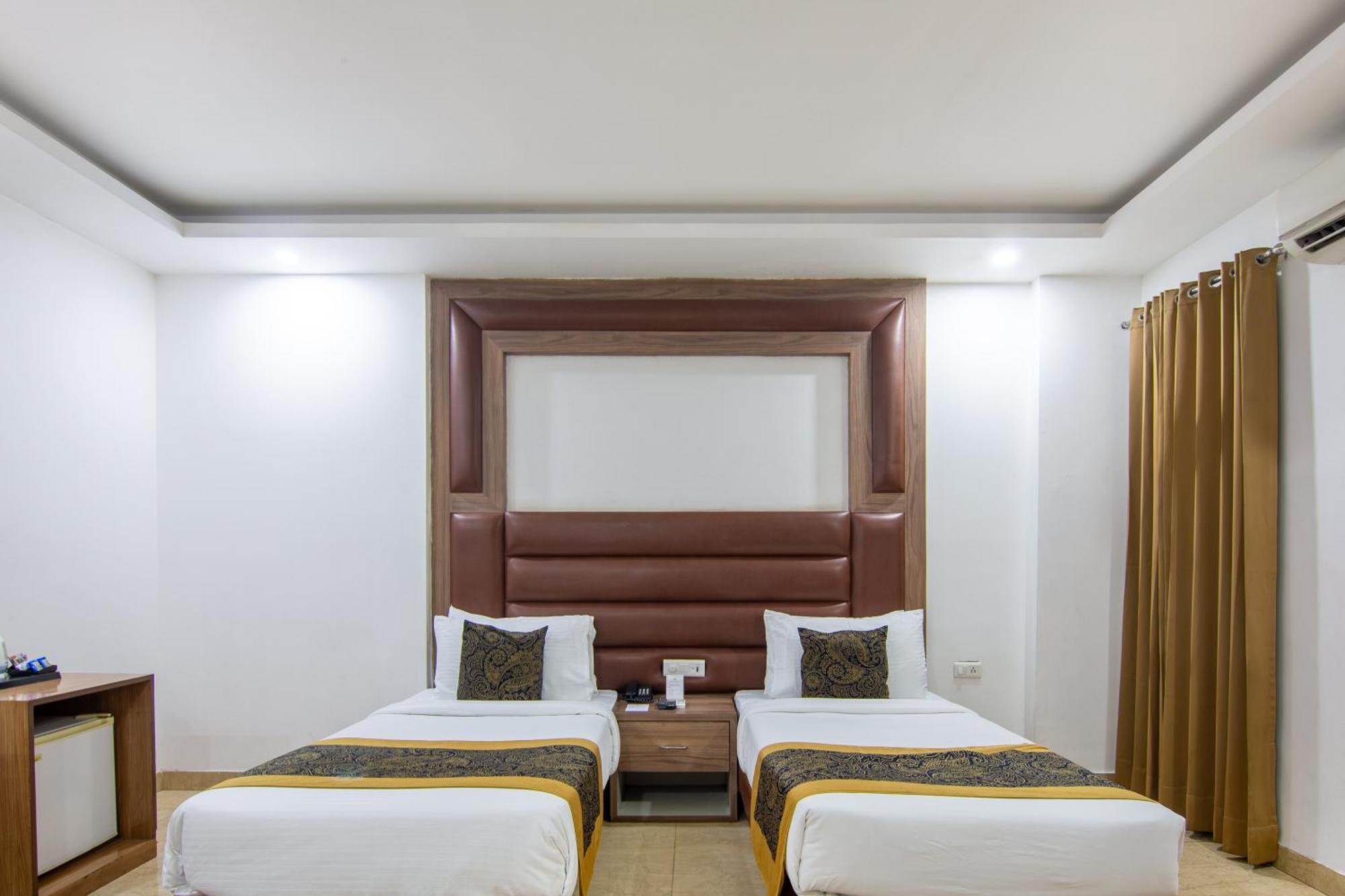 Hotel Lohmod At National Highway 8 - Free Airport Transffer Нью-Делі Екстер'єр фото
