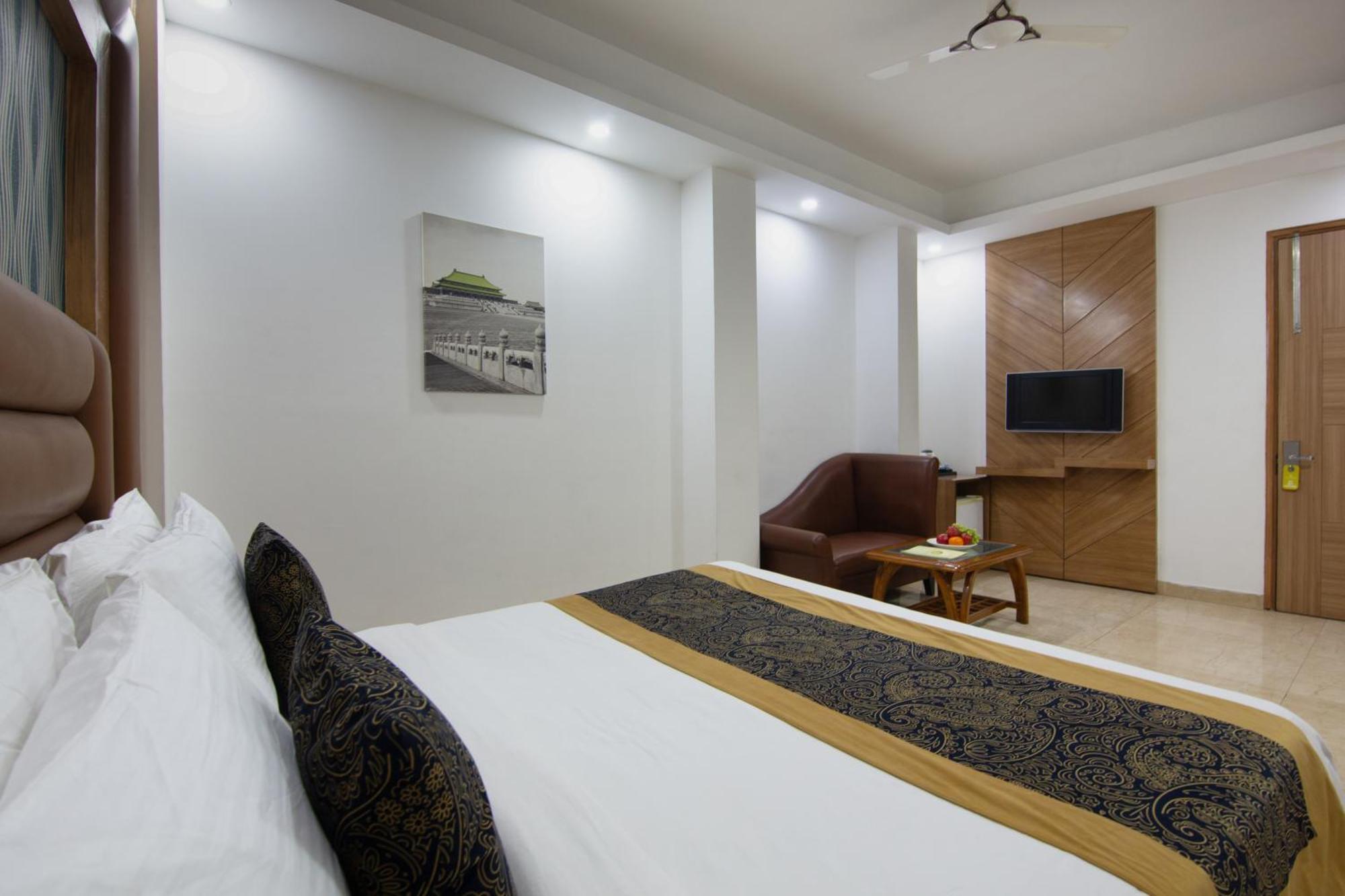 Hotel Lohmod At National Highway 8 - Free Airport Transffer Нью-Делі Екстер'єр фото